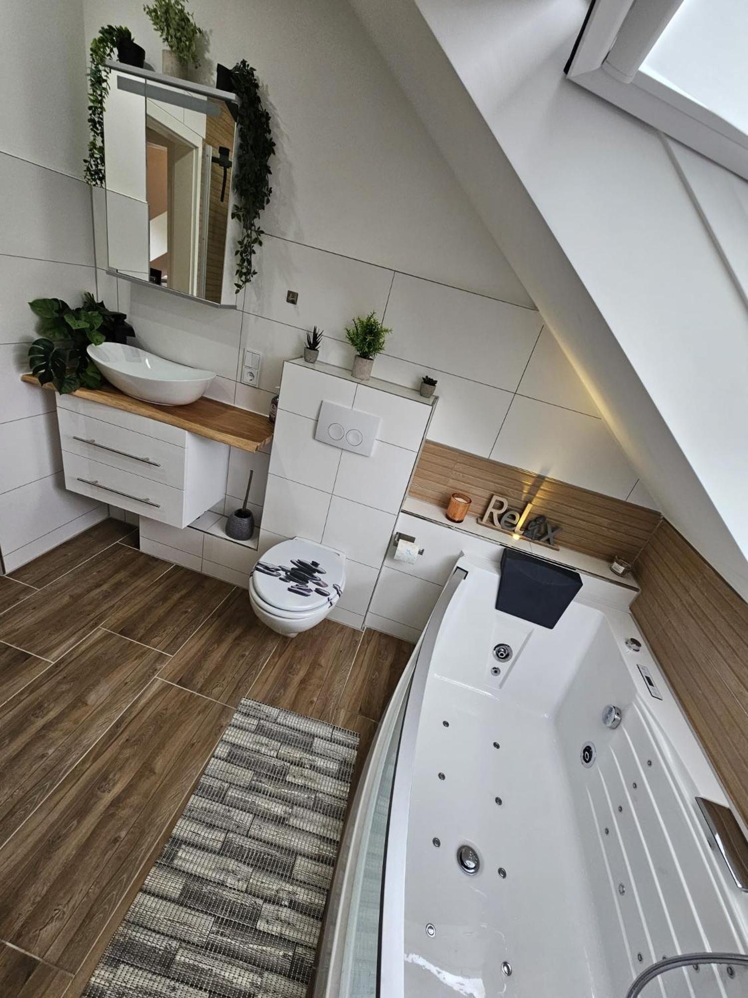 Tautraum Suite Mit Whirlpool Und Gruenem Ausblick Вильгельмсхафен Экстерьер фото